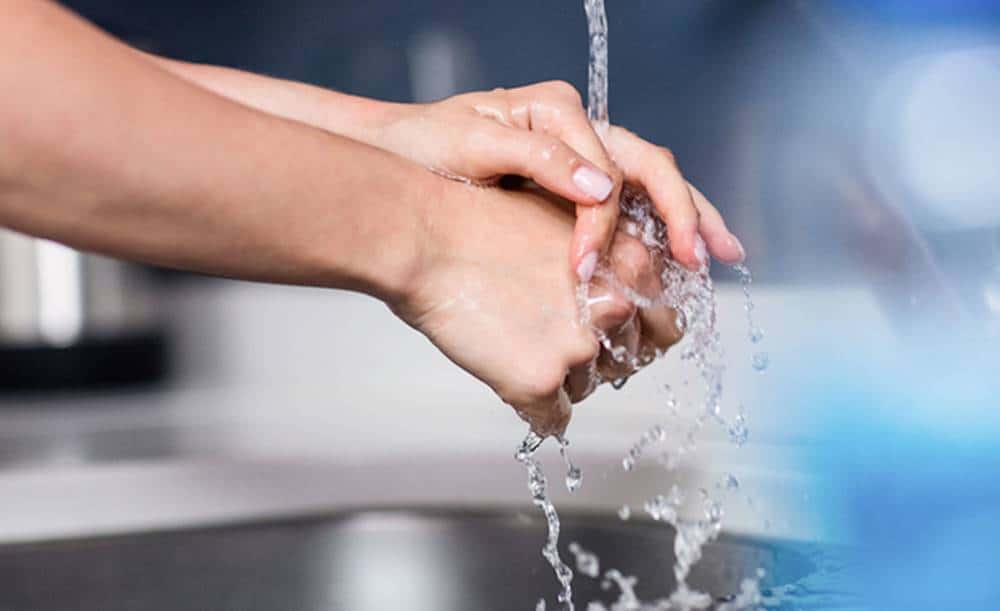 شستن دست‌ها به صورت مداوم با مایع دستشویی